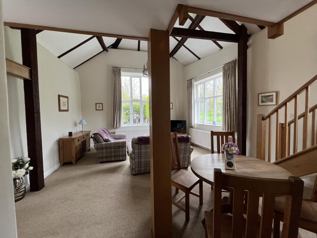 Lot: 15 - REFURBISHED CHARACTER COTTAGE CLOSE TO THE SEA - General view of open plan dining area